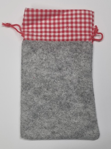 Filzbeutel grau mit rot karierter Kante, 12x20cm